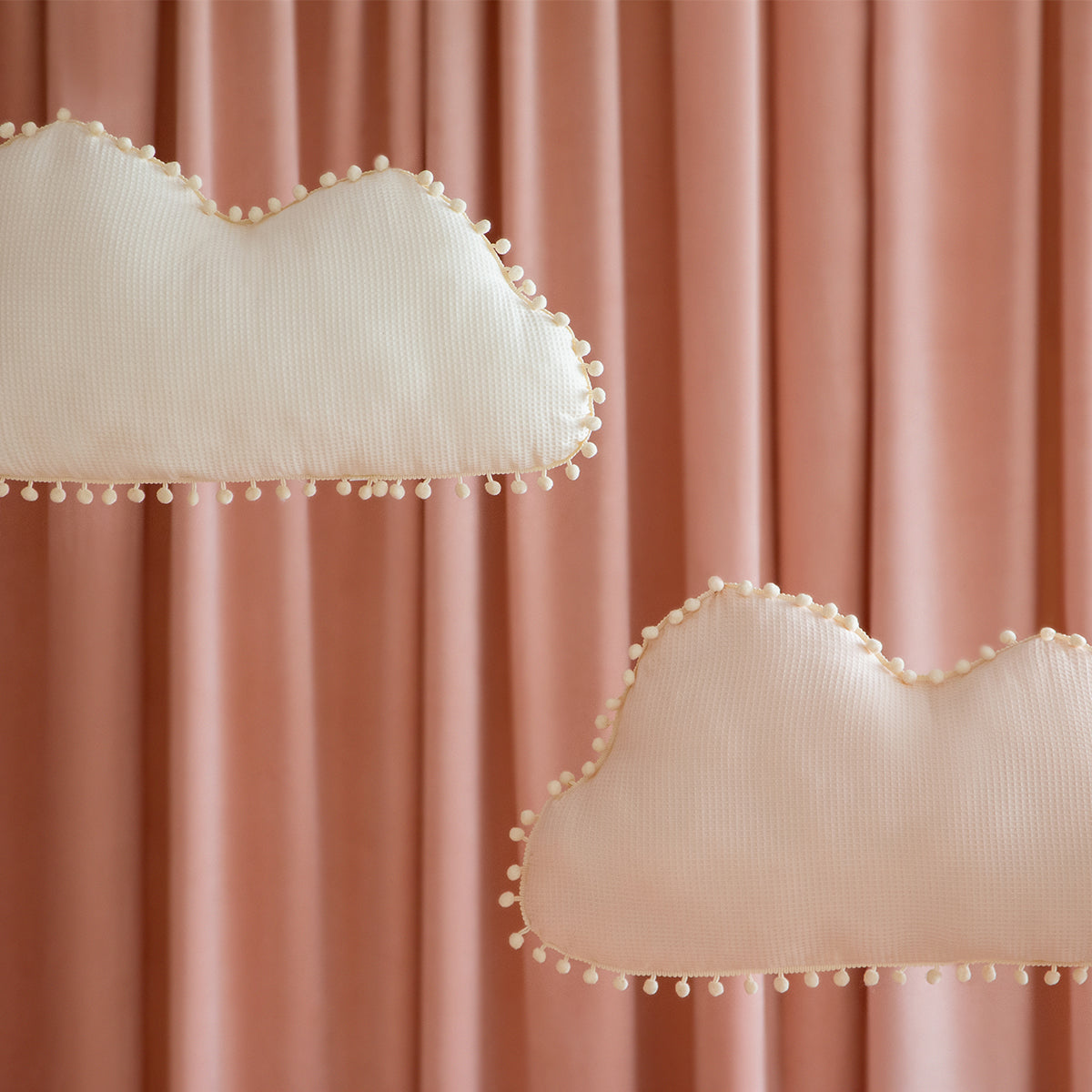 Dit heerlijk zachte Marshmallow kussen van Nobodinoz lijkt op een echte wolk en is speciaal ontworpen om de zintuigen van kinderen te stimuleren. VanZus