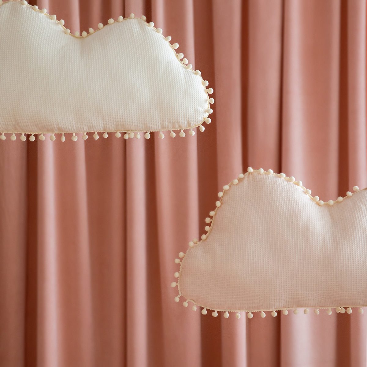 Dit heerlijk zachte Marshmallow kussen van Nobodinoz lijkt op een echte wolk en is speciaal ontworpen om de zintuigen van kinderen te stimuleren. VanZus