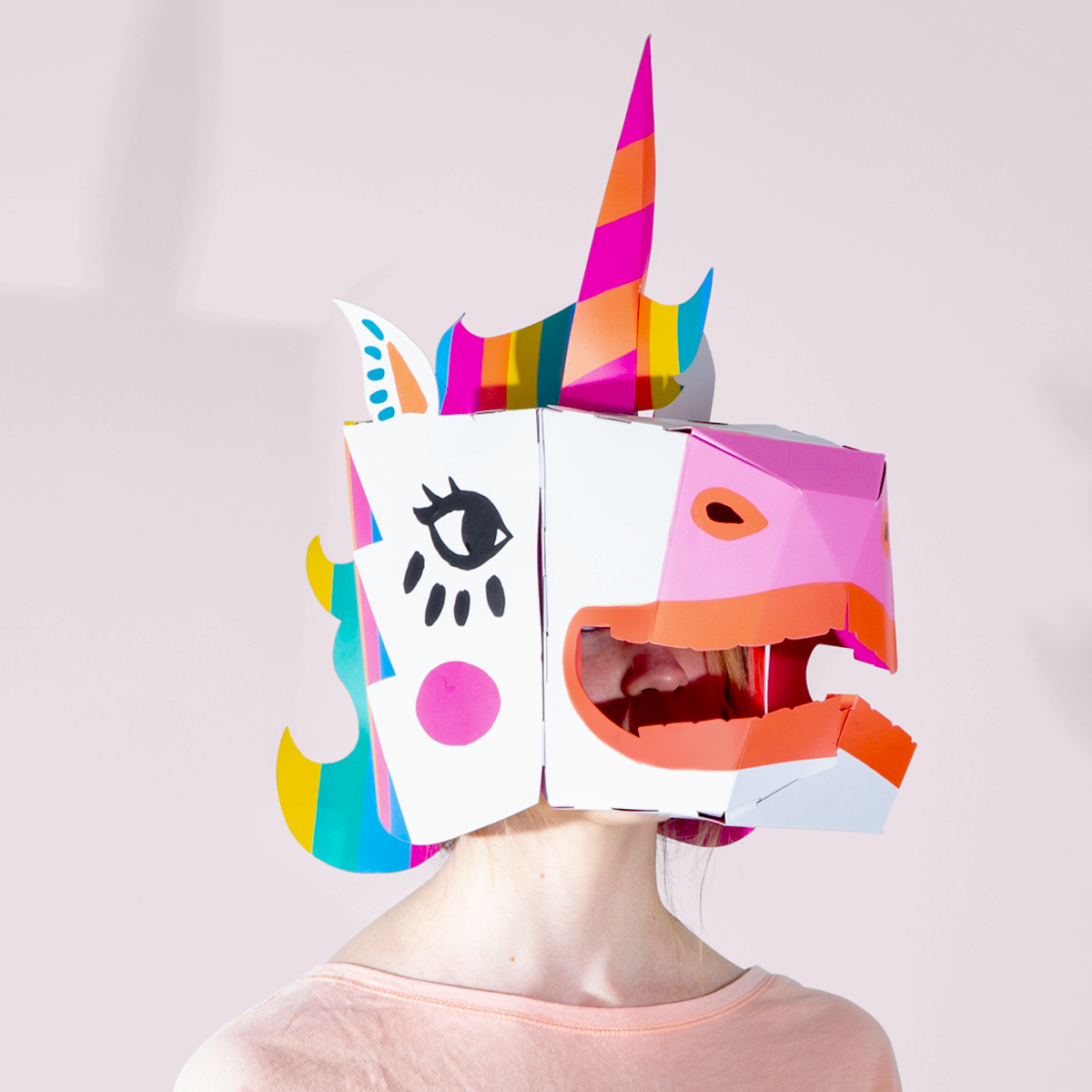 Met het OMY 3D masker Lily is niets wat het lijkt. Verras iedereen om je heen met dit vrolijke XXL 3D masker van een eenhoorn! Het masker wordt plat geleverd, maar jij kan hem zelf helemaal in elkaar zetten. VanZus.