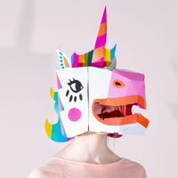 Met het OMY 3D masker Lily is niets wat het lijkt. Verras iedereen om je heen met dit vrolijke XXL 3D masker van een eenhoorn! Het masker wordt plat geleverd, maar jij kan hem zelf helemaal in elkaar zetten. VanZus.