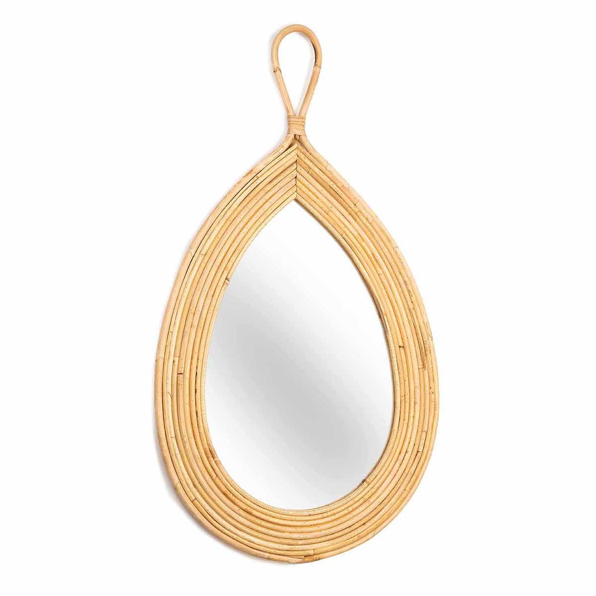 De KidsDepot Mica bamboe spiegel is een tof interieuraccessoire. De lijst van rotan is de blikvanger, deze is druppelvormig met een handvat. Leuk detail: je kan de spiegel op twee manieren ophangen. VanZus