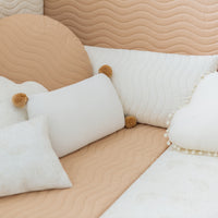 Het Nobodinoz Monaco speelmatras nude is een echte must-have! Op het vloermatras kan je kindje lekker spelen, een dutje doen of een boekje lezen. VanZus