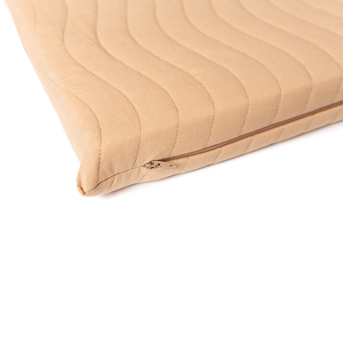 Het Nobodinoz Monaco speelmatras nude is een echte must-have! Op het vloermatras kan je kindje lekker spelen, een dutje doen of een boekje lezen. VanZus