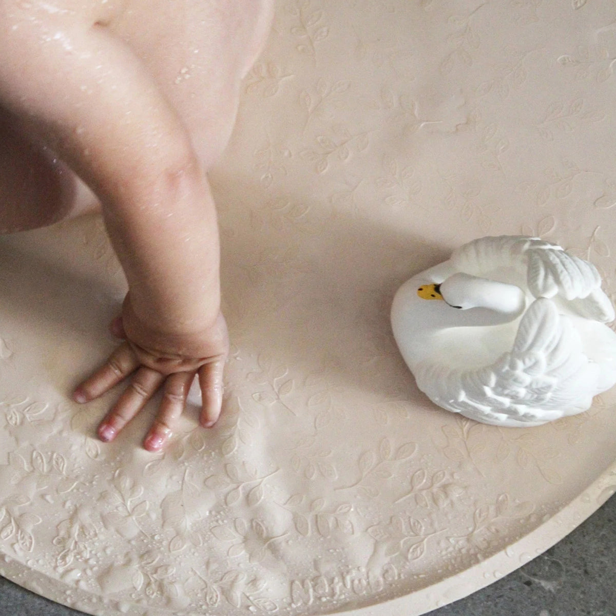Deze ronde mooie Natruba badmat roze is gemaakt van 100% natuurlijk rubber van de Hevea-boom. Door deze materialen is deze badmat veilig en natuurlijk. VanZus