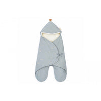 Gezellig knuffelen met papa en mama in een knusse voetenzak! Met de Nobodinoz kiss me stella 0-6 maanden wikkeldeken met voetjes willow soft blue houd jij je baby lekker warm. Sluiting met klittenband. VanZus