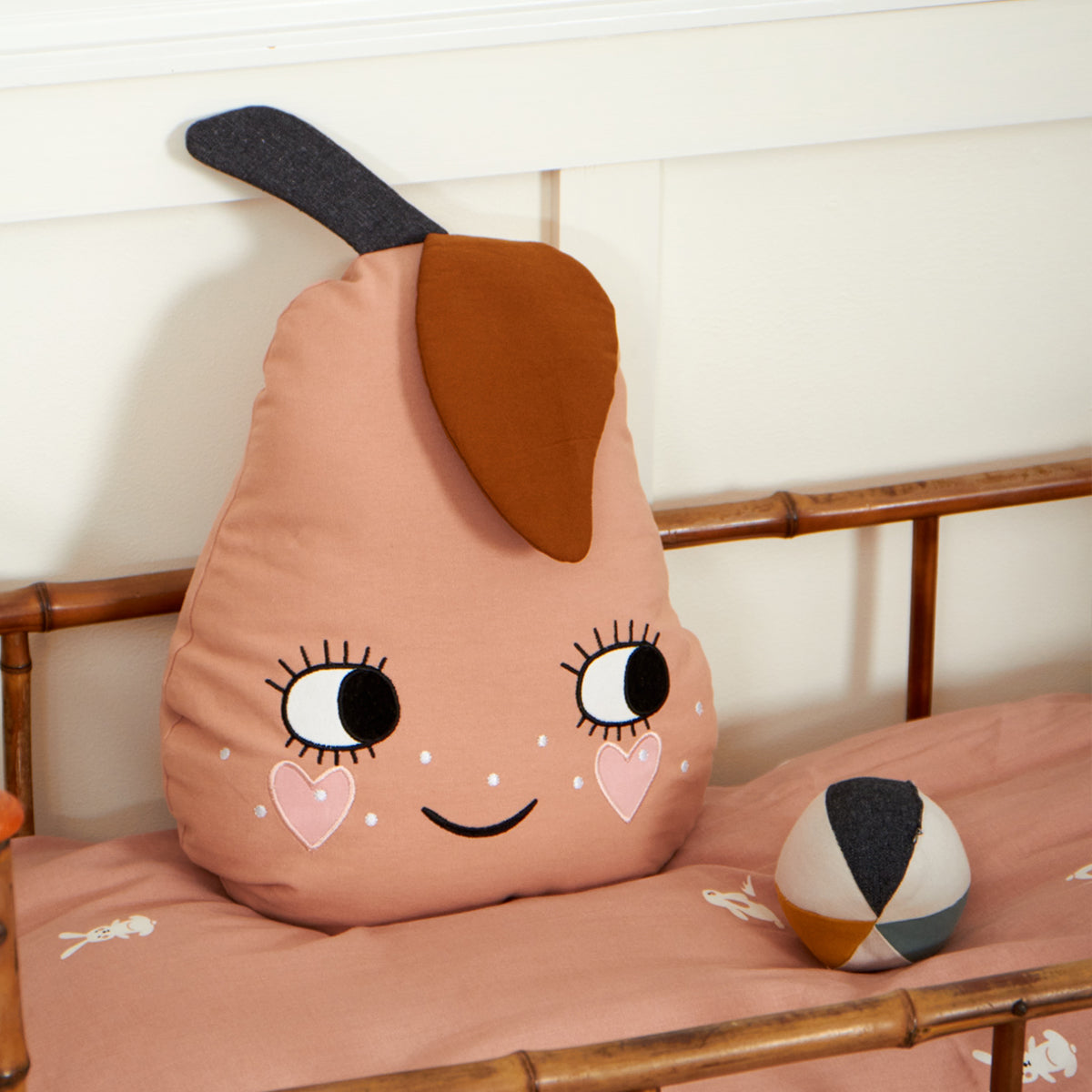 Het decoratieve peer kussen van Roommate is een echte eyecatcher in de kinderkamer. Het kussen is zacht, heeft een lief geborduurd gezichtje en een mooie oud roze kleur. Perfect om de kinderkamer te stylen! VanZus