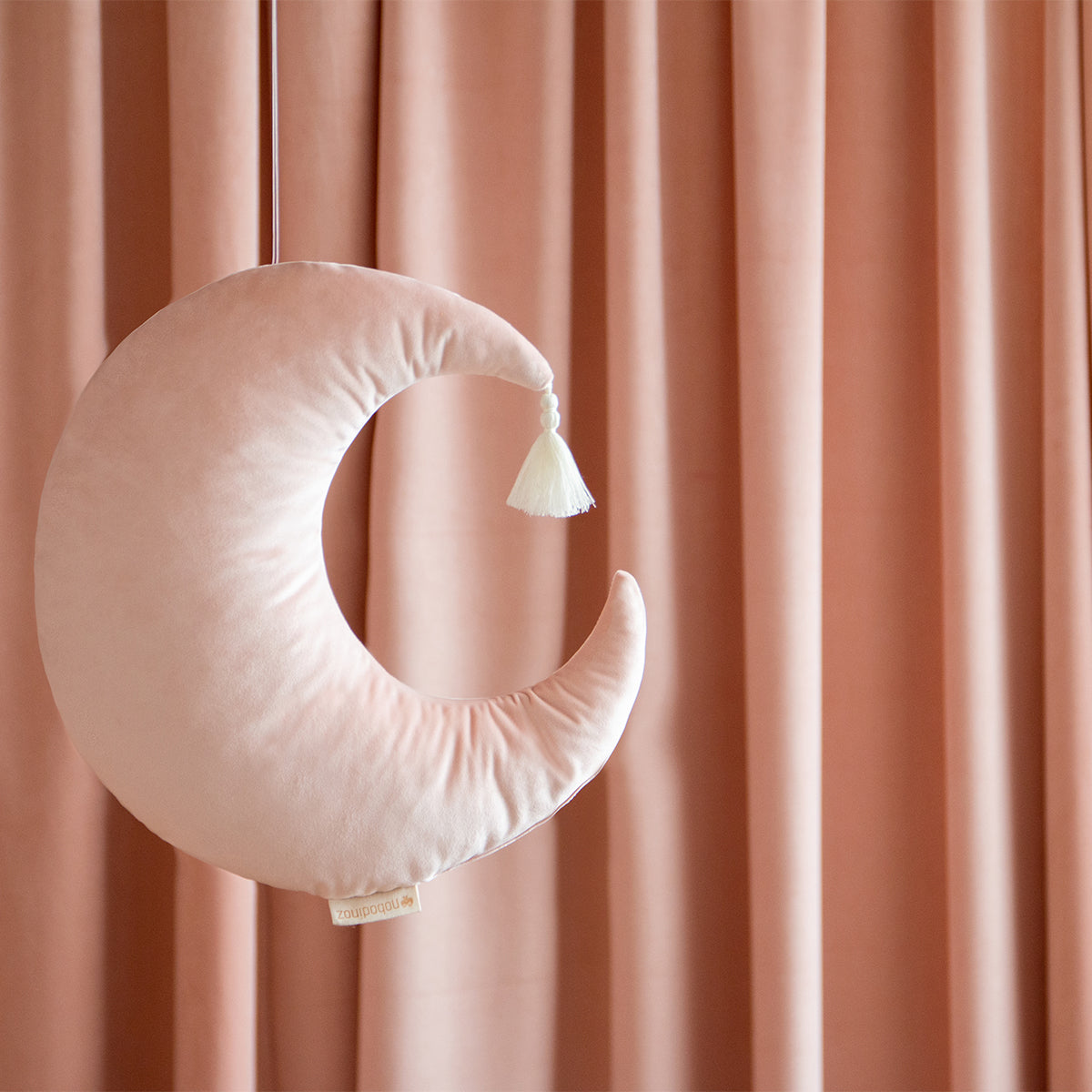 Het Nobodinoz Pierrot velvet maan kussen bloom pink is zacht om tegen aan te liggen en zo lief om te zien! Dit sierkussen heeft een mooie kwast aan zijn puntje en ziet er zo fluffy uit. VanZus