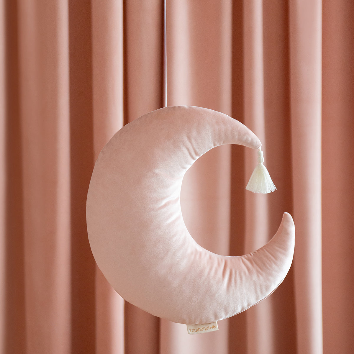 Het Nobodinoz Pierrot velvet maan kussen bloom pink is zacht om tegen aan te liggen en zo lief om te zien! Dit sierkussen heeft een mooie kwast aan zijn puntje en ziet er zo fluffy uit. VanZus