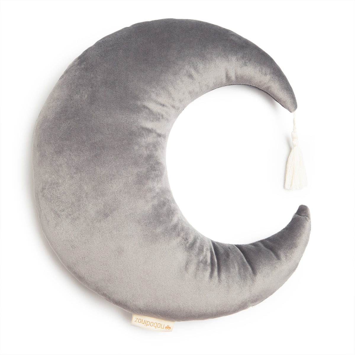 Het Nobodinoz Pierrot velvet maan kussen slate grey is zacht om tegen aan te liggen en zo lief om te zien! Dit sierkussen heeft een mooie kwast aan zijn puntje en ziet er zo fluffy uit. VanZus