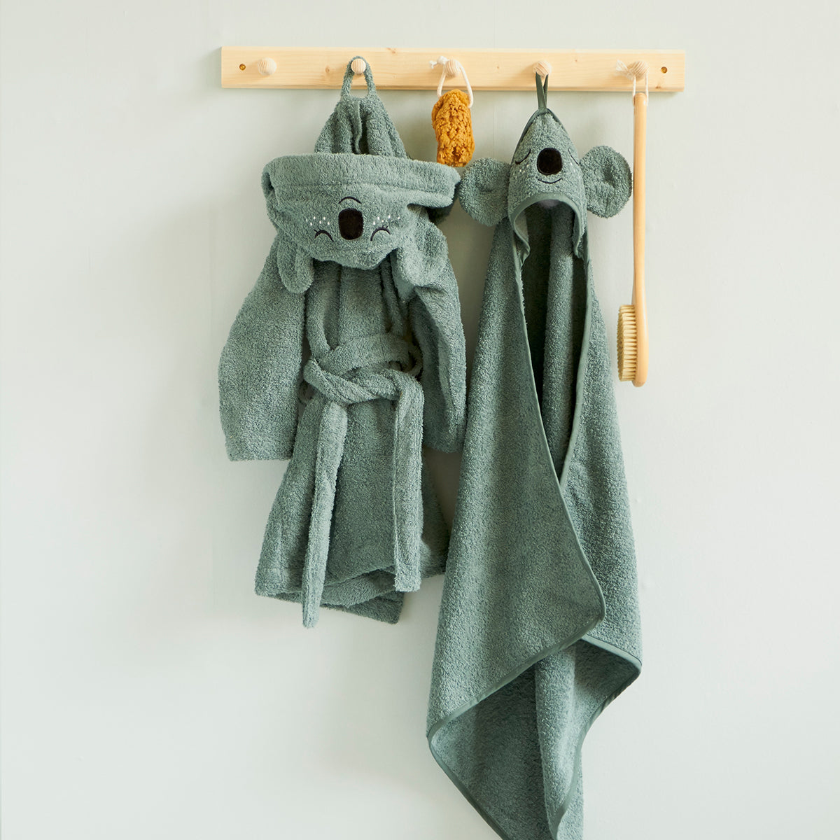 De schattige blauw/grijze badjas koala van Roommate met geborduurd gezichtje en oortjes is ideaal om jouw kindje warm te houden. Ook is de babybadjas zacht voor het gevoelige babyhuidje. VanZus