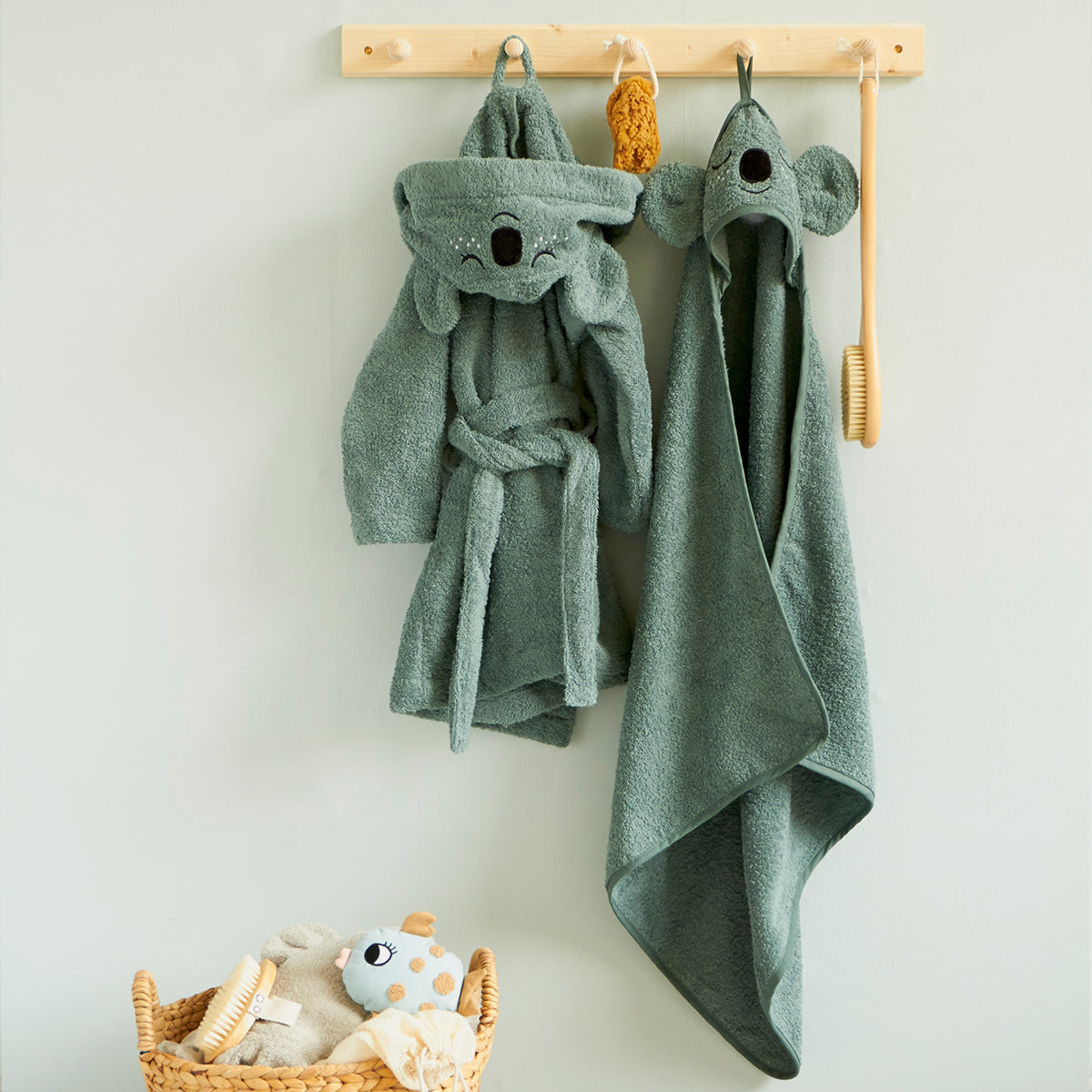 De schattige badcape koala van Roommate met capuchon, geborduurd gezichtje en oortjes is ideaal om jouw kindje af te drogen en warm te houden. VanZus
