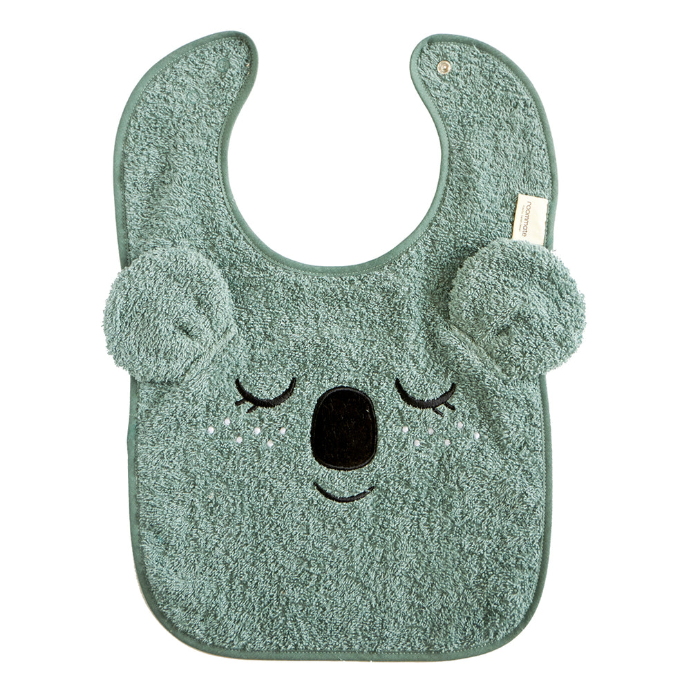 De slab koala in de kleur sea grey van Roommate is de beste tafelgenoot voor jouw kindje. Dit zachte en biologische slabbetje van badstof met geborduurde dierenkop en snoezige oortjes maakt elke maaltijd tot een feestje. VanZus