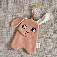 Het speendoekje konijn van Roommate: het vertrouwde en zachte vriendje van jouw kindje. De speen is eenvoudig te bevestigen aan het lapje. Met het doekje geef je jouw kindje iets om mee te spelen én te knuffelen. VanZus
