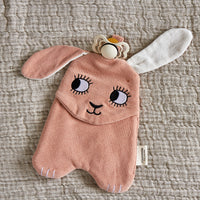 Het speendoekje konijn van Roommate: het vertrouwde en zachte vriendje van jouw kindje. De speen is eenvoudig te bevestigen aan het lapje. Met het doekje geef je jouw kindje iets om mee te spelen én te knuffelen. VanZus