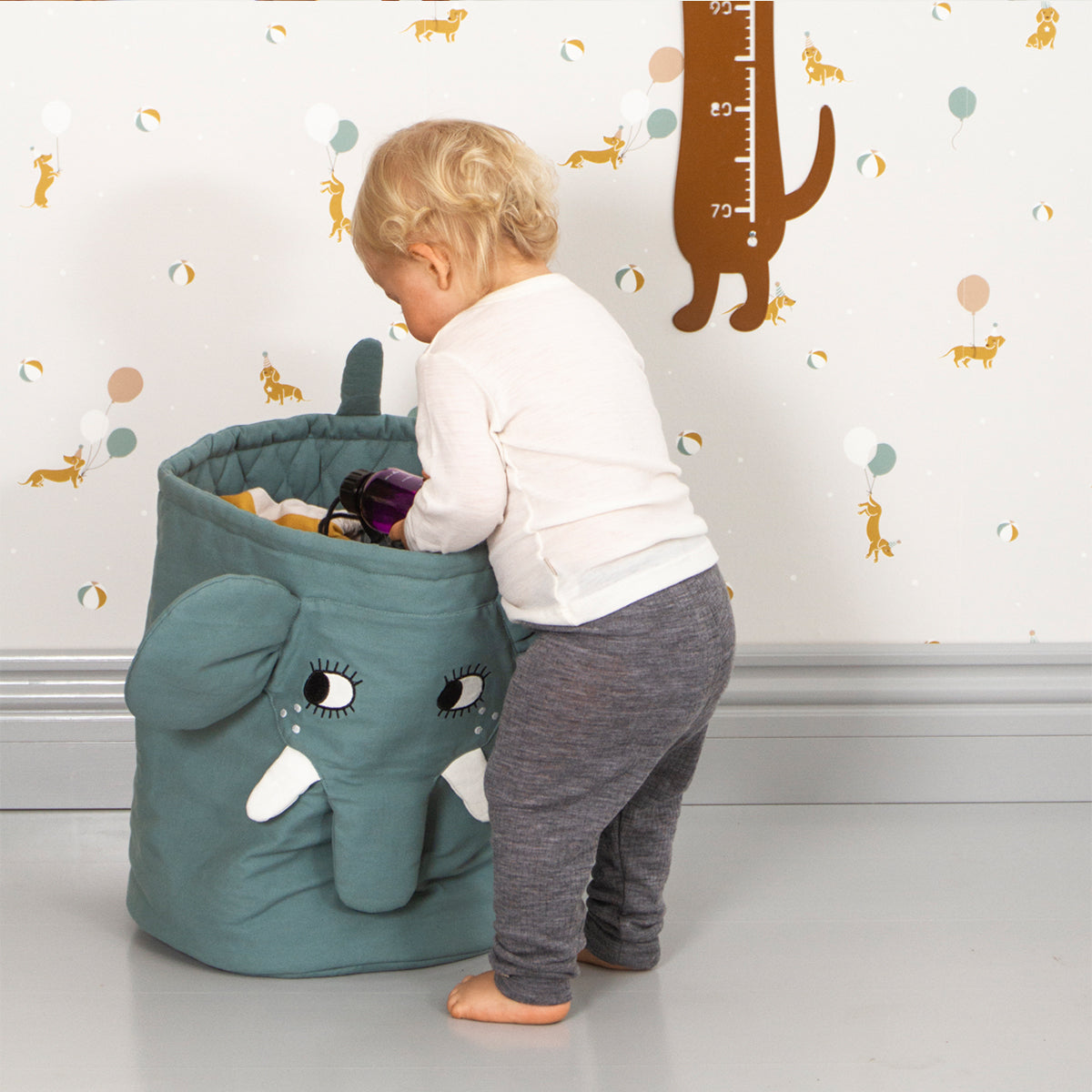 Opruimen en sorteren van speelgoed wordt een feestje met de vrolijke opbergmand olifant van Roommate. De hippe mand is ook te gebruiken als wasmand. Uitstekende kwaliteit en geschikt voor de wasmachine. VanZus