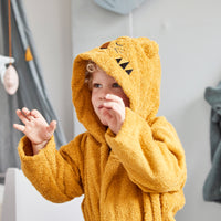 De schattige okergele badjas tijger van Roommate met geborduurd gezichtje en oortjes is ideaal om jouw kindje warm te houden. Ook is de babybadjas zacht voor het gevoelige babyhuidje. VanZus