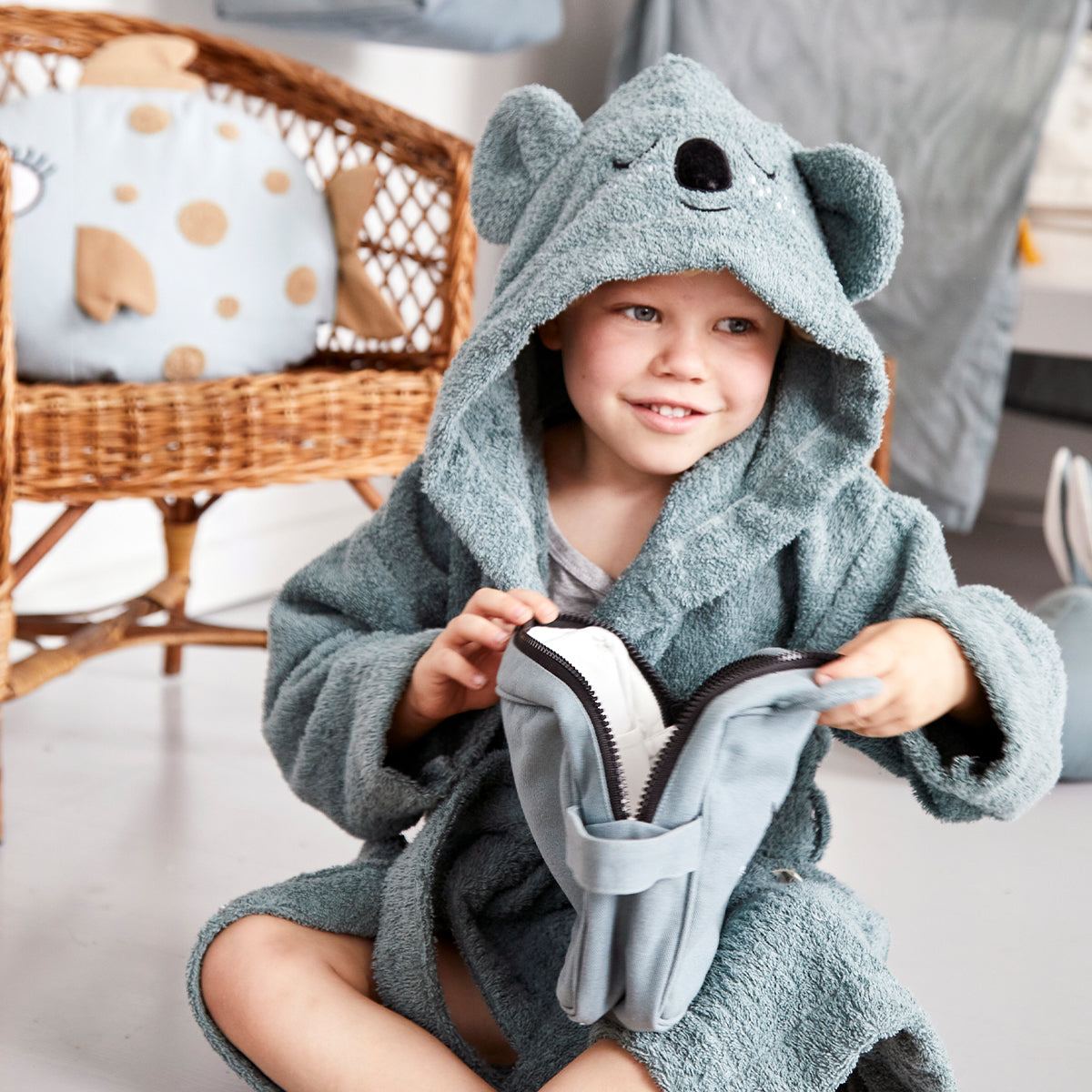 De schattige blauw/grijze badjas koala van Roommate met geborduurd gezichtje en oortjes is ideaal om jouw kindje warm te houden. Ook is de babybadjas zacht voor het gevoelige babyhuidje. VanZus