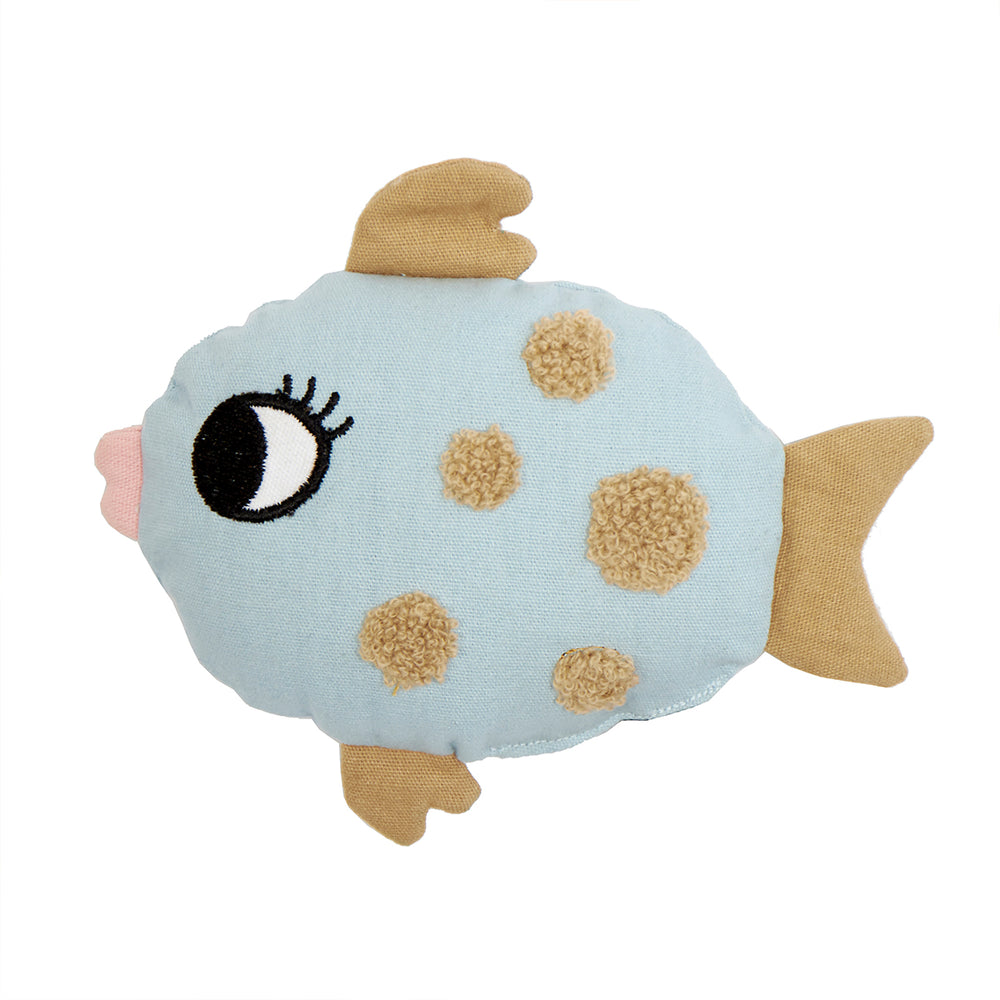 De Roommate rammelaar vis is het perfecte eerste speeltje voor jouw baby. Met zijn schattige gezichtje, geluidjes en fijne texturen zorgt de rammelaar voor de stimulering van de ontwikkeling van je baby. VanZus