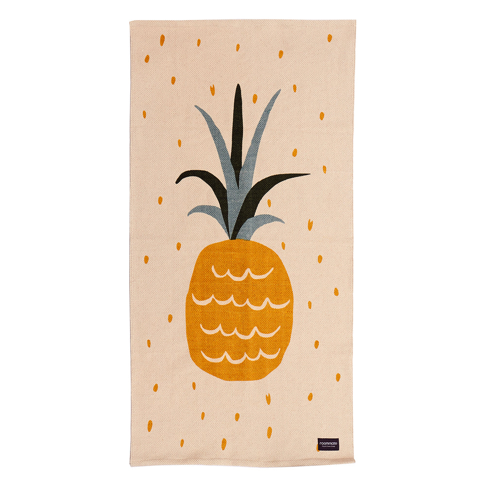 Style de kinderkamer met het mooie ananas vloerkleed van Roommate. Dit hippe tapijt zorgt voor blijheid in elke kinderkamer. Het karpet is gemaakt van zacht katoen, heerlijk voor de voetjes van jouw kindje. VanZus