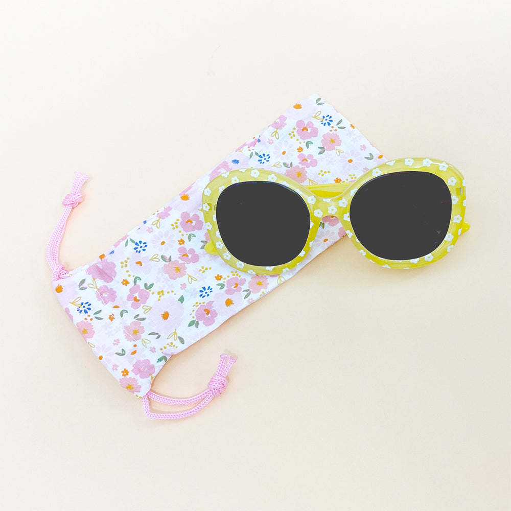 Bescherm de ogen van jouw kindje tegen UV straling met deze superschattige en hippe zonnebril daisy van Rockahula. Geel gekleurd met een lieve print van witte madeliefjes. Een echte musthave de komende zomer. VanZus