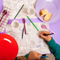 De OMY inkleurbare placemats Vroom Vroom zijn het perfecte vermaak voor je kindje tijdens een saai familiediner of een bezoekje aan een restaurant. De 18 inkleurbare placemats zorgen voor uren kleurplezier. VanZus.
