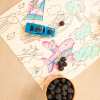 De OMY inkleurbare placemats Vroom Vroom zijn het perfecte vermaak voor je kindje tijdens een saai familiediner of een bezoekje aan een restaurant. De 18 inkleurbare placemats zorgen voor uren kleurplezier. VanZus.