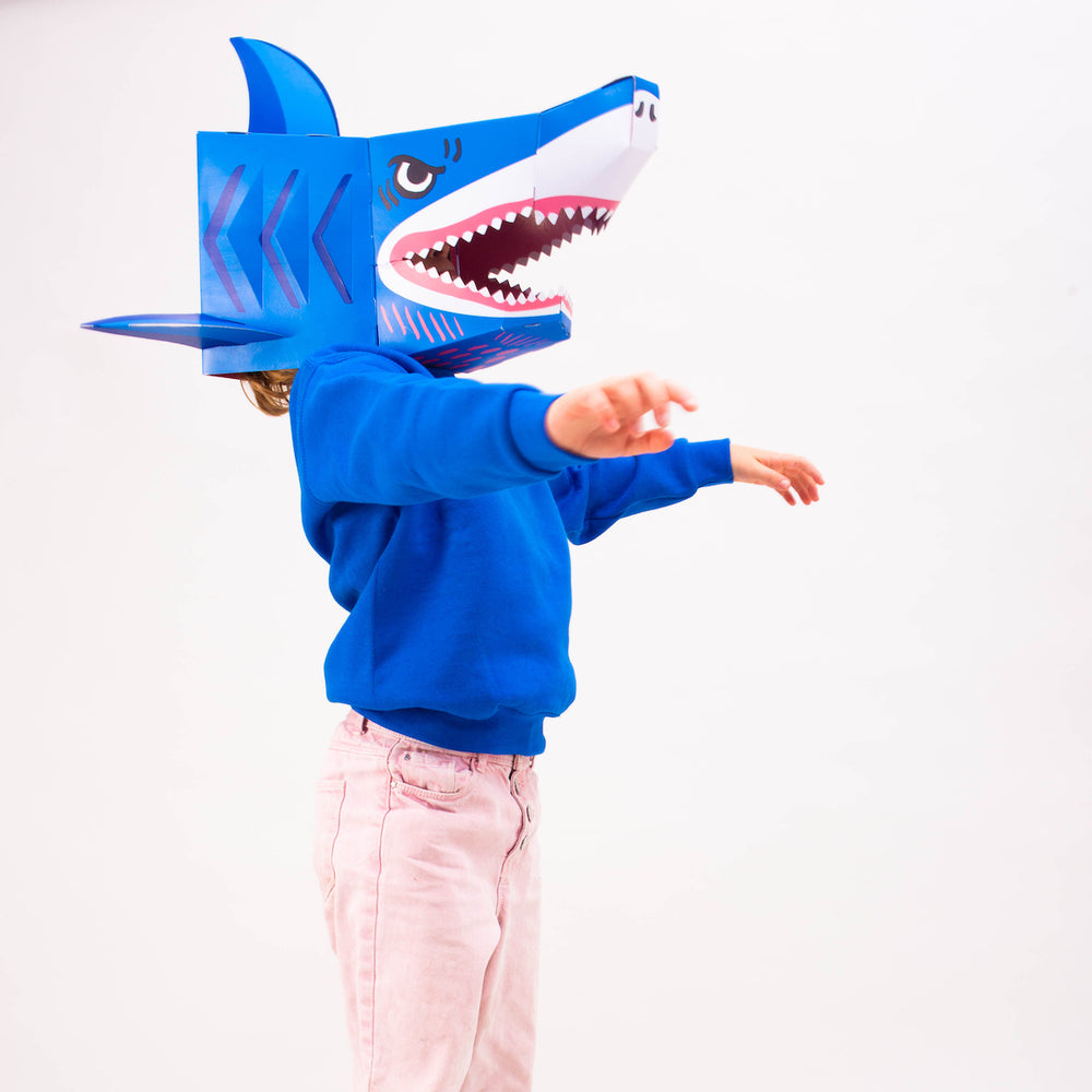 Met het OMY 3D masker Shark is niets wat het lijkt. Verras iedereen om je heen met dit vrolijke XXL 3D masker van een haai! Het masker wordt plat geleverd, maar jij kan hem zelf helemaal in elkaar zetten. VanZus.