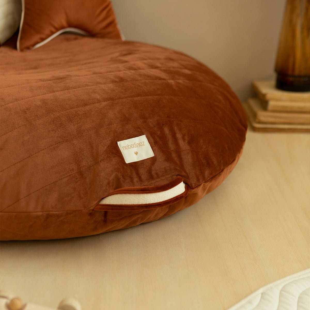 Het Nobodinoz Sahara velvet kussen wild brown uit de Savanna velvet collectie is heerlijk om op te liggen, zitten en spelen. De zitzak is gemaakt van hoogwaardig materiaal en heeft een luxe uitstraling door het zachte velvet. VanZus