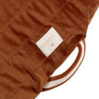 Het Nobodinoz Sahara velvet kussen wild brown uit de Savanna velvet collectie is heerlijk om op te liggen, zitten en spelen. De zitzak is gemaakt van hoogwaardig materiaal en heeft een luxe uitstraling door het zachte velvet. VanZus