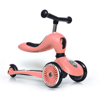 De Scoot and Ride Highwaykick 1 peach is een loopfiets en step in 1. De Scoot and Ride is het perfecte verjaardagscadeau voor een eerste verjaardag. Deze variant heeft een mooie perzik kleur. VanZus.