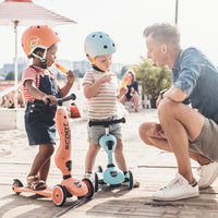 De Scoot and Ride Highwaykick 1 peach is een loopfiets en step in 1. De Scoot and Ride is het perfecte verjaardagscadeau voor een eerste verjaardag. Deze variant heeft een mooie perzik kleur. VanZus.