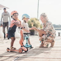 De Scoot and Ride Highwaykick 1 peach is een loopfiets en step in 1. De Scoot and Ride is het perfecte verjaardagscadeau voor een eerste verjaardag. Deze variant heeft een mooie perzik kleur. VanZus.