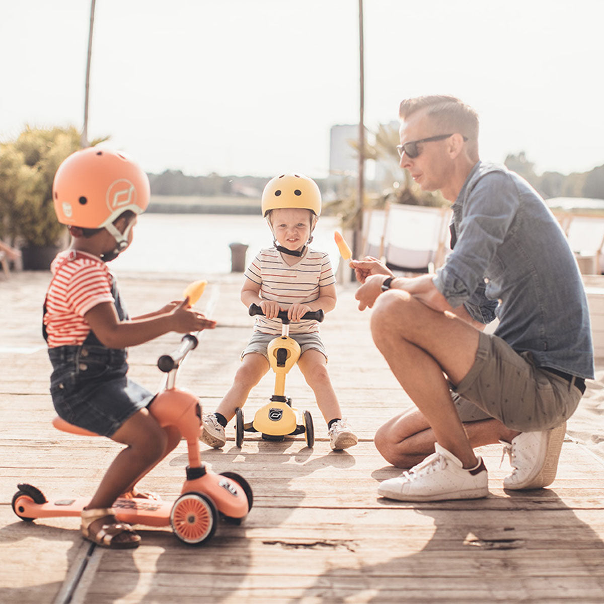 De Scoot and Ride Highwaykick 1 peach is een loopfiets en step in 1. De Scoot and Ride is het perfecte verjaardagscadeau voor een eerste verjaardag. Deze variant heeft een mooie perzik kleur. VanZus.