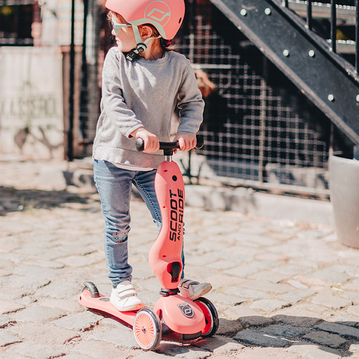 De Scoot and Ride Highwaykick 1 peach is een loopfiets en step in 1. De Scoot and Ride is het perfecte verjaardagscadeau voor een eerste verjaardag. Deze variant heeft een mooie perzik kleur. VanZus.