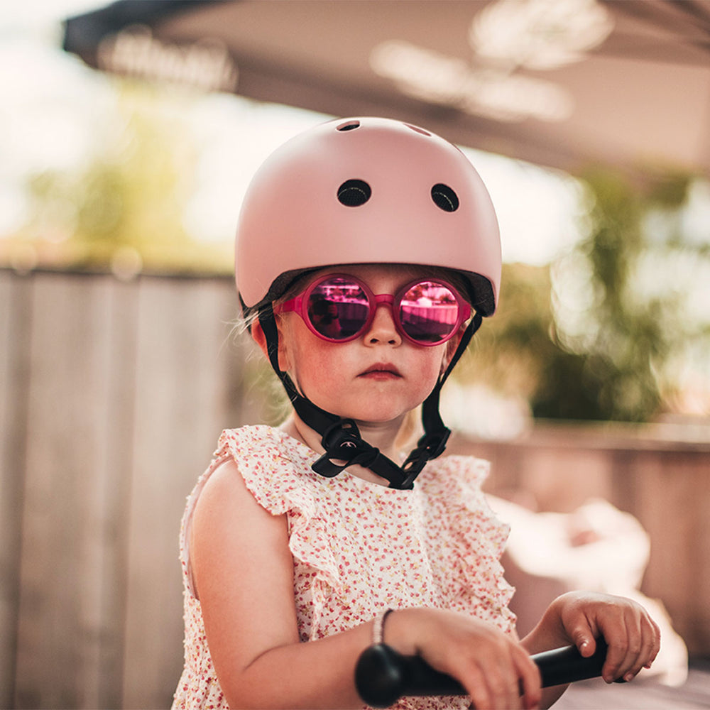 Met de Scoot and Ride helm S rose kan je jouw kindje met een gerust hart op pad laten gaan op de fiets, skates of step. Deze stoere kinderhelm beschermt het hoofdje van jouw kind tijdens het vallen. VanZus.