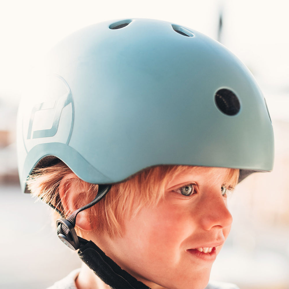 Met de Scoot and Ride helm S steel kan je jouw kindje met een gerust hart op pad laten gaan op de fiets, skates of step. Deze stoere kinderhelm beschermt het hoofdje van jouw kind tijdens het vallen. VanZus.
