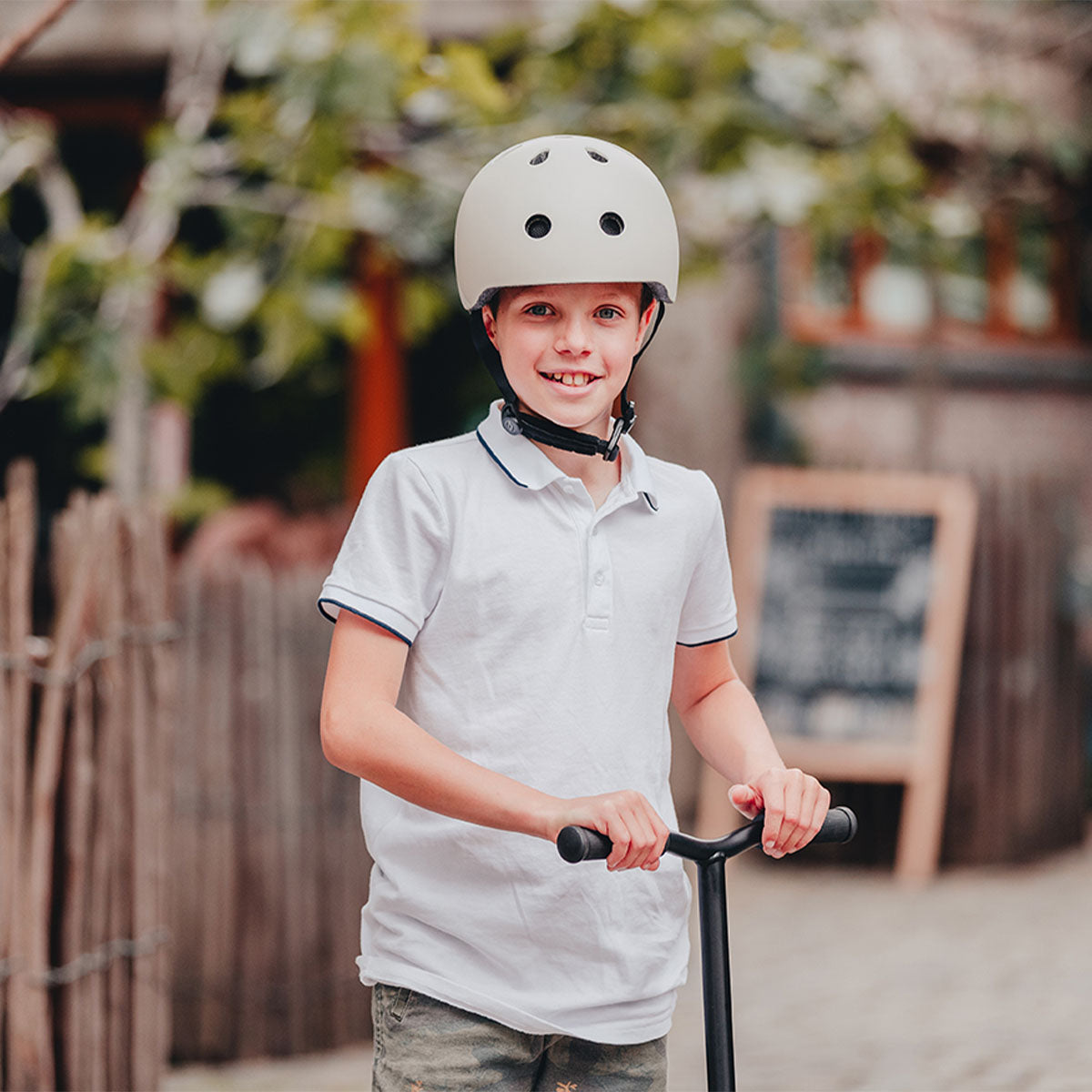 Met de Scoot and Ride helm S ash kan je jouw kindje met een gerust hart op pad laten gaan op de fiets, skates of step. Deze stoere kinderhelm beschermt het hoofdje van jouw kind tijdens het vallen. VanZus.