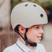 Met de Scoot and Ride helm S ash kan je jouw kindje met een gerust hart op pad laten gaan op de fiets, skates of step. Deze stoere kinderhelm beschermt het hoofdje van jouw kind tijdens het vallen. VanZus.