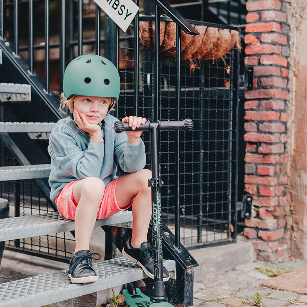 Met de Scoot and Ride helm S forest kan je jouw kindje met een gerust hart op pad laten gaan op de fiets, skates of step. Deze stoere kinderhelm beschermt het hoofdje van jouw kind tijdens het vallen. VanZus.