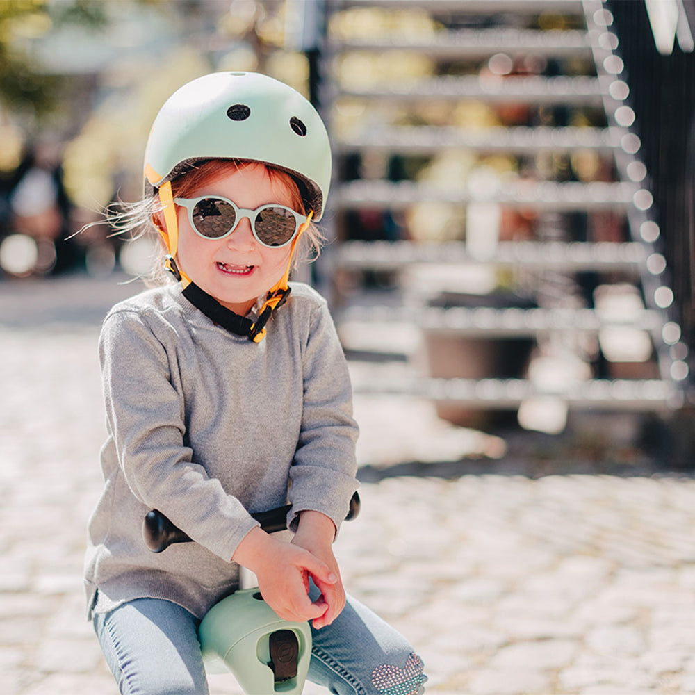 Met de Scoot and Ride helm XS kiwi kan je jouw kindje met een gerust hart op pad laten gaan op de fiets, skates of step. Deze stoere kinderhelm beschermt het hoofdje van jouw kind tijdens het vallen. VanZus.