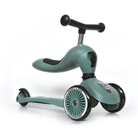 De Scoot and Ride Highwaykick 1 forest is een loopfiets en step in 1. De Scoot and Ride is het perfecte verjaardagscadeau voor een eerste verjaardag. Deze variant heeft een mooie groene kleur. VanZus.