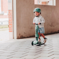 De Scoot and Ride Highwaykick 1 forest is een loopfiets en step in 1. De Scoot and Ride is het perfecte verjaardagscadeau voor een eerste verjaardag. Deze variant heeft een mooie groene kleur. VanZus.