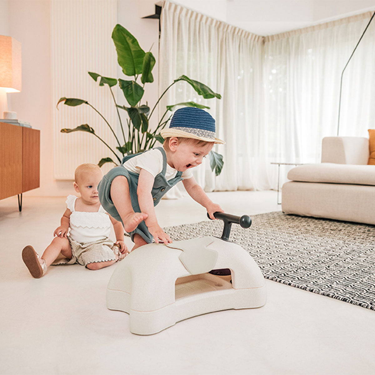 De Scoot and Ride My First sand is een hele leuke 3-in-1 loopwagen in een mooie beige kleur. Dit multifunctionele wagentje is perfect voor je kleintje om de wereld mee te ontdekken. VanZus.