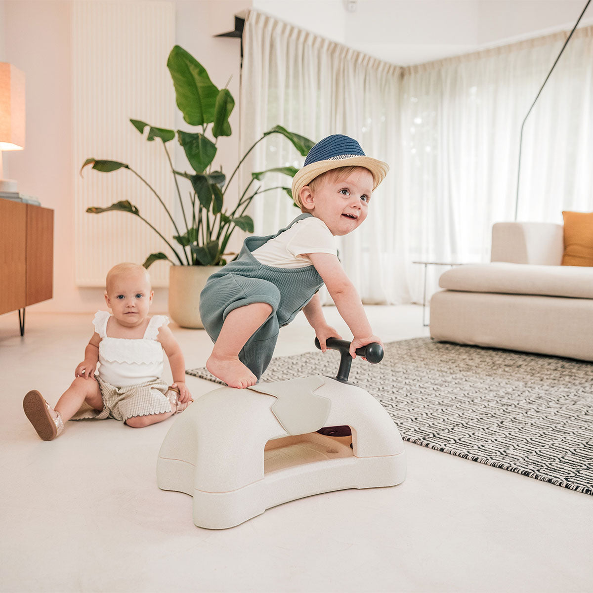 De Scoot and Ride My First sand is een hele leuke 3-in-1 loopwagen in een mooie beige kleur. Dit multifunctionele wagentje is perfect voor je kleintje om de wereld mee te ontdekken. VanZus.