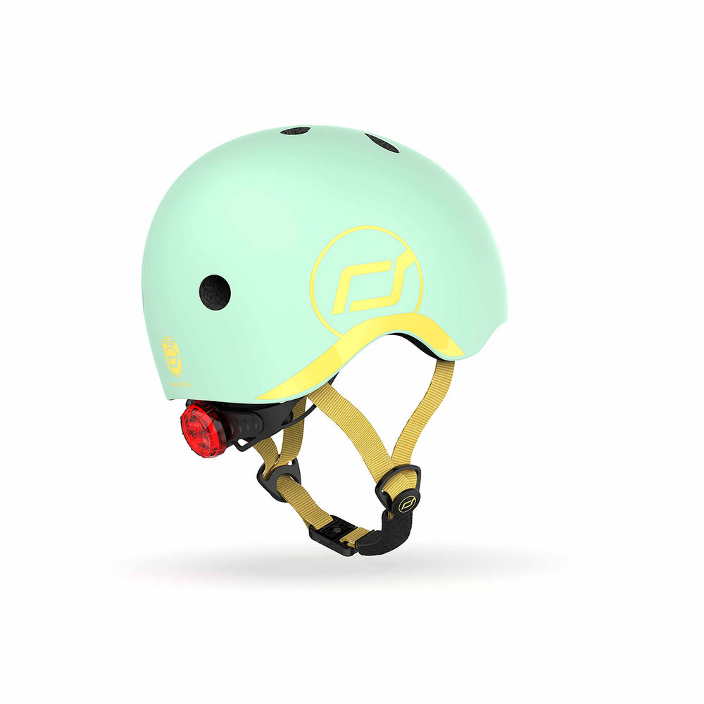 Met de Scoot and Ride helm XS kiwi kan je jouw kindje met een gerust hart op pad laten gaan op de fiets, skates of step. Deze stoere kinderhelm beschermt het hoofdje van jouw kind tijdens het vallen. VanZus.