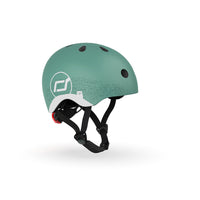 Met de Scoot and Ride helm XS reflective forest kan je jouw kindje met een gerust hart op pad laten gaan op de fiets, skates of step. Deze stoere kinderhelm beschermt het hoofdje van jouw kind tijdens het vallen. VanZus.