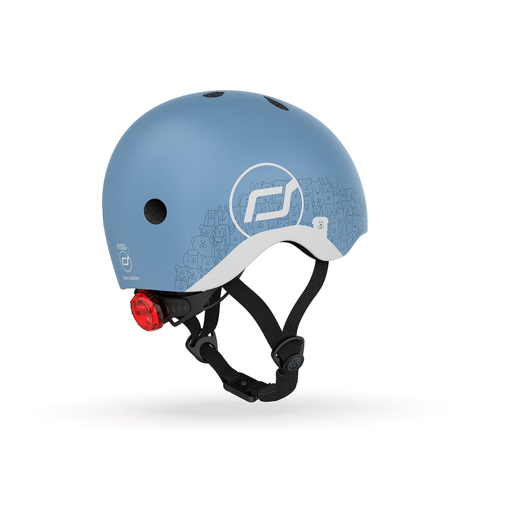 Met de Scoot and Ride helm XS reflective steel kan je jouw kindje met een gerust hart op pad laten gaan op de fiets, skates of step. Deze stoere kinderhelm beschermt het hoofdje van jouw kind tijdens het vallen. VanZus.