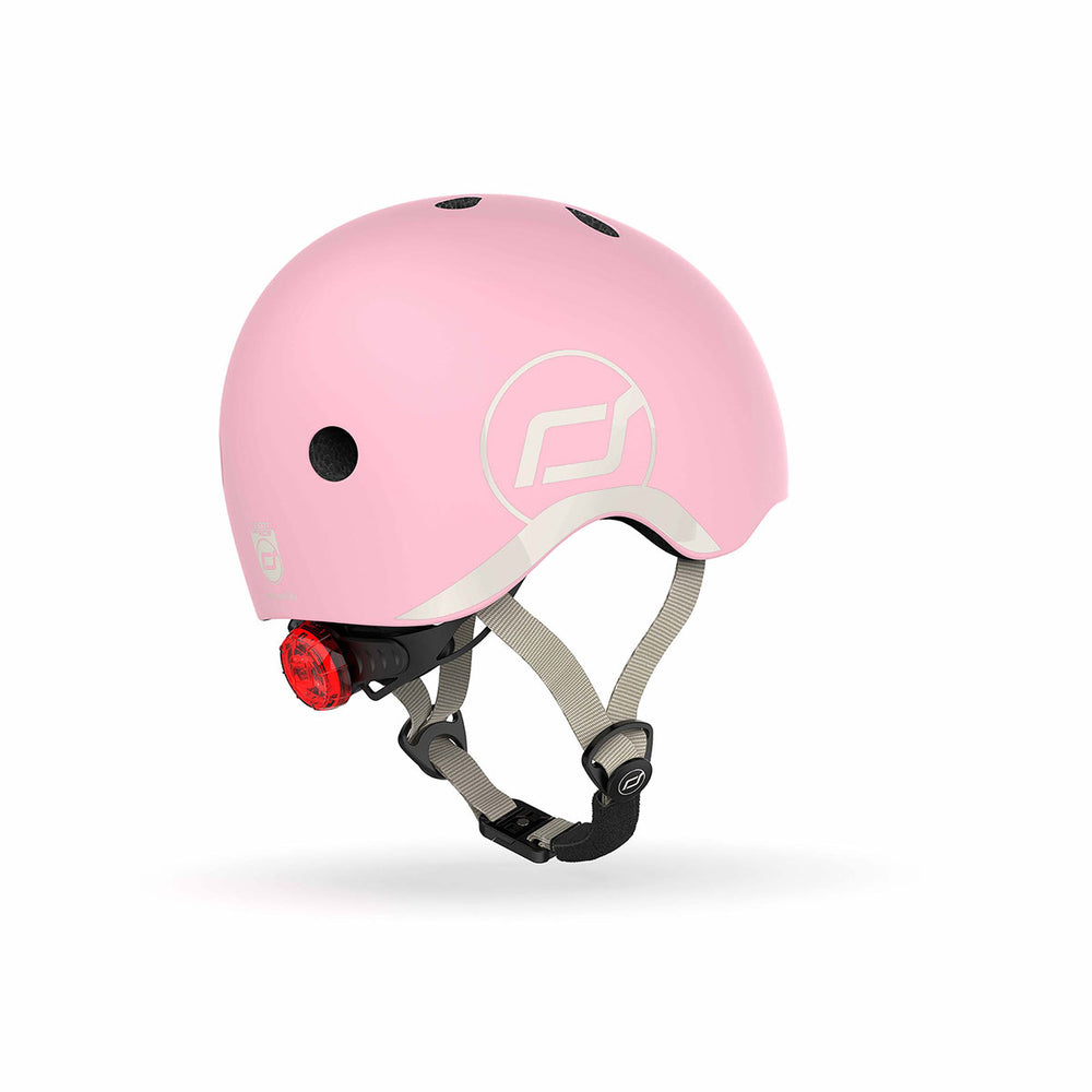 Met de Scoot and Ride helm XS rose kan je jouw kindje met een gerust hart op pad laten gaan op de fiets, skates of step. Deze stoere kinderhelm beschermt het hoofdje van jouw kind tijdens het vallen. VanZus.