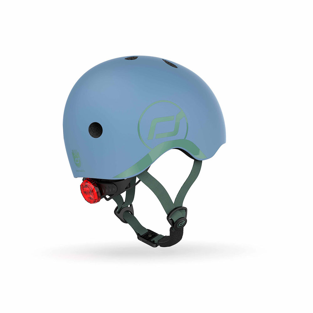 Met de Scoot and Ride helm XS steel kan je jouw kindje met een gerust hart op pad laten gaan op de fiets, skates of step. Deze stoere kinderhelm beschermt het hoofdje van jouw kind tijdens het vallen. VanZus.