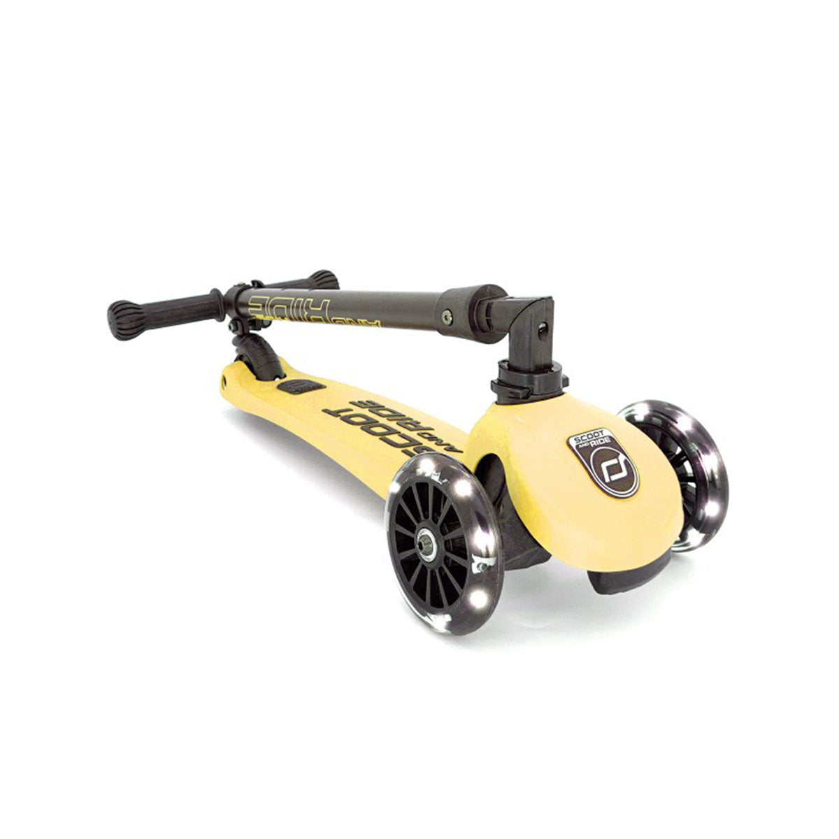 De Scoot and Ride Highwaykick 3 lemon is een fijne step voor kinderen vanaf 3 jaar. De Highwaykick is goed voor de ontwikkeling van de fijne motoriek, het evenwichtsgevoel en het zelfvertrouwen van kinderen. VanZus.